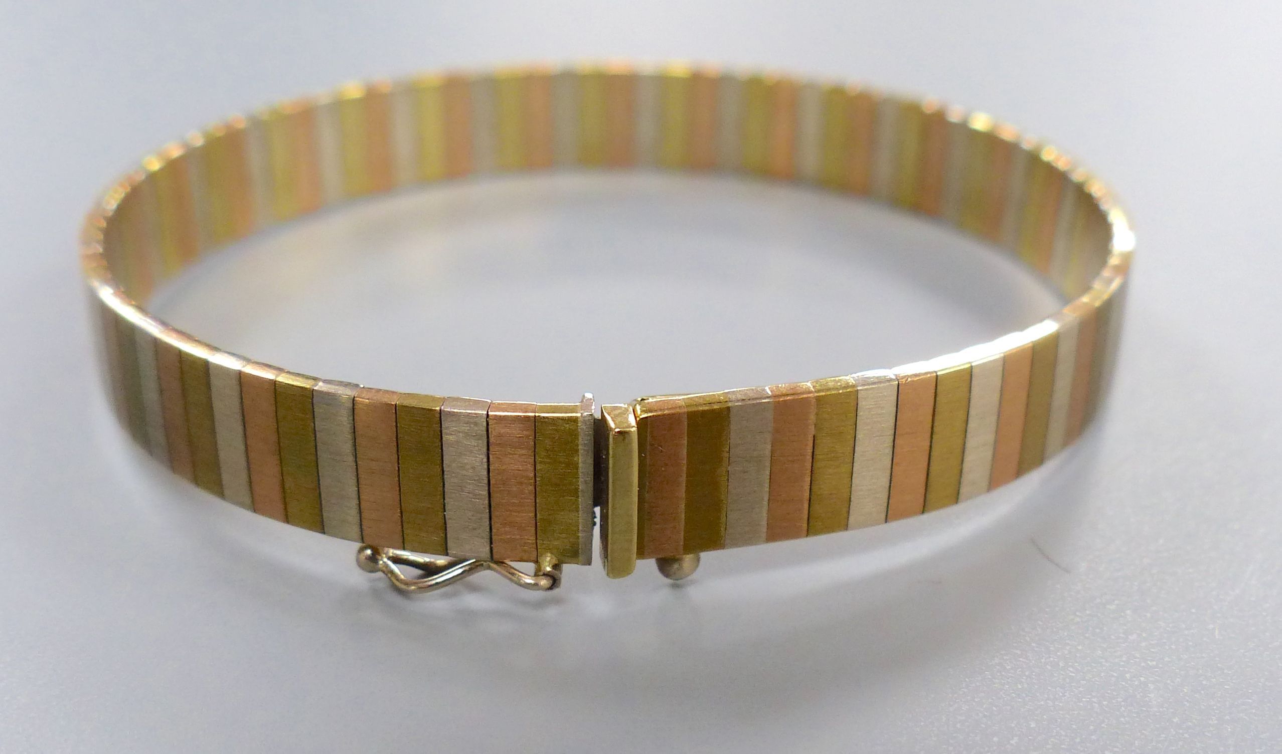A modern three colour 9kt bracelet, 18cm,
